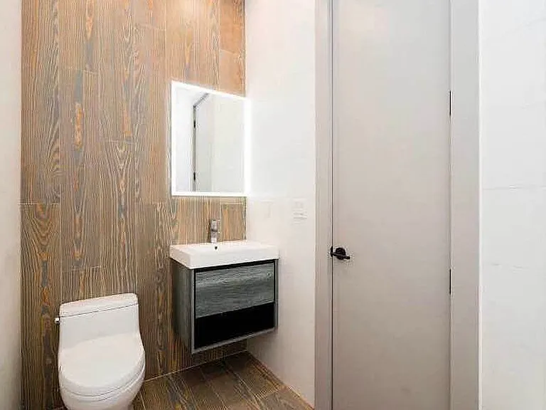 2014 Bleecker St #1R — Photo 6