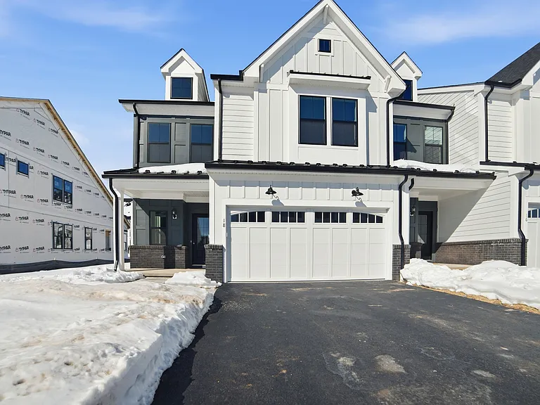 18 Whitaker Ln — Photo 2