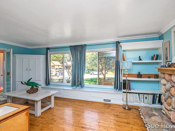 4th image of 3245 Essex St NE