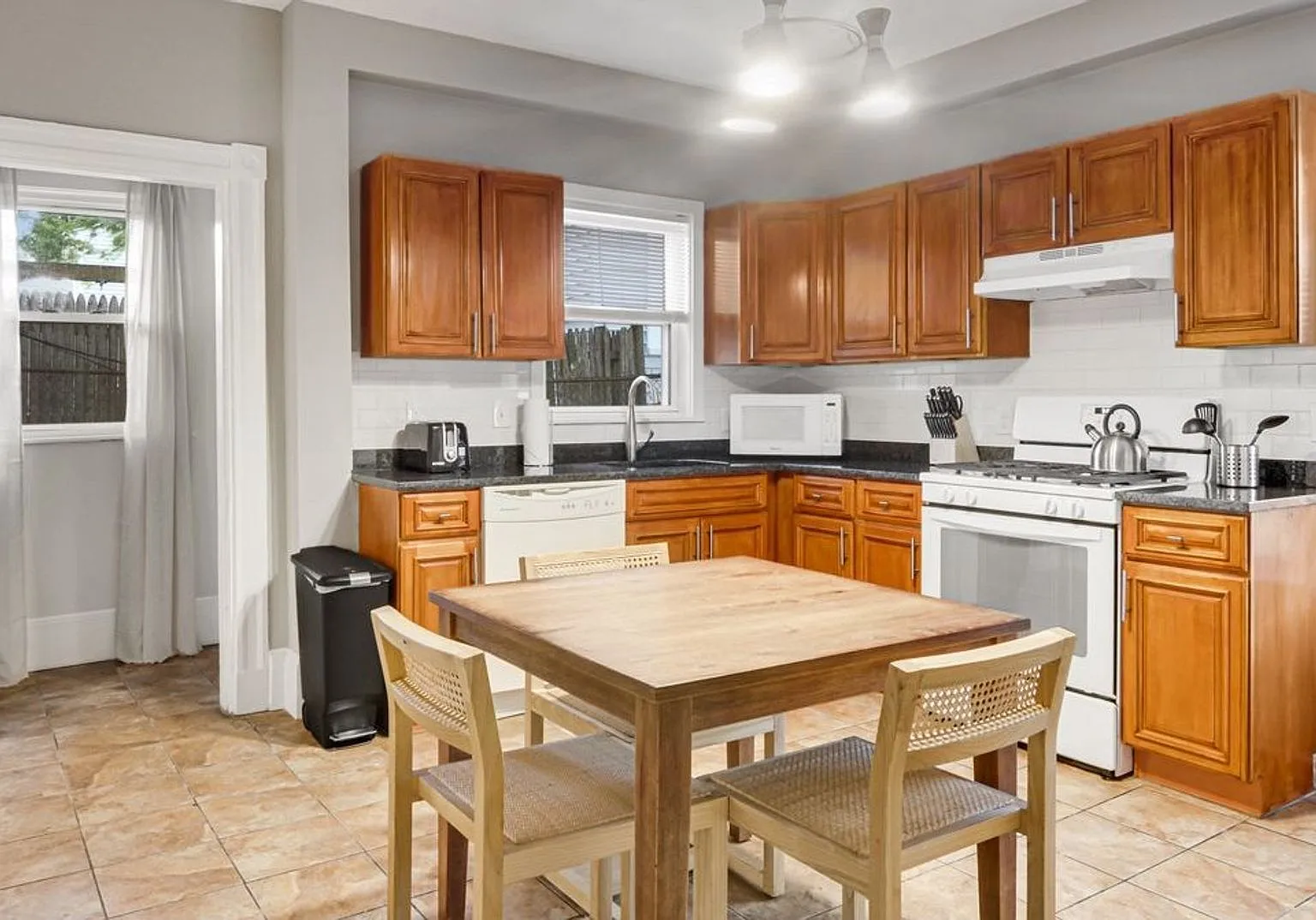 Nice 4.5 bedroom, 2-bathroom unit in lower Allston available for 9/1! — Photo 2