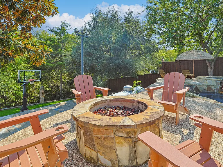 1088 Pondview Dr — Photo 11