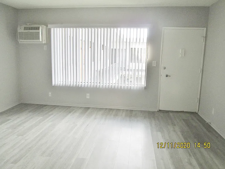 Lido Apartments - 3610 Midvale Ave — Photo 17