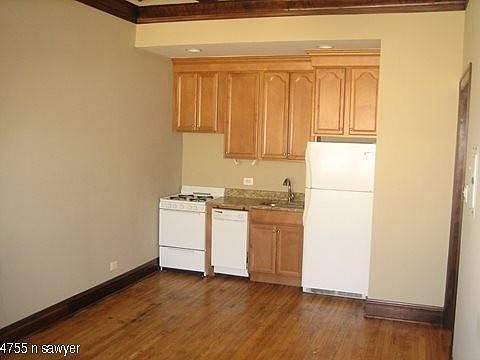 3rd image of 4755 N Sawyer Ave #822