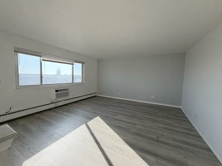 2033 W 111th St #2S — Photo 2