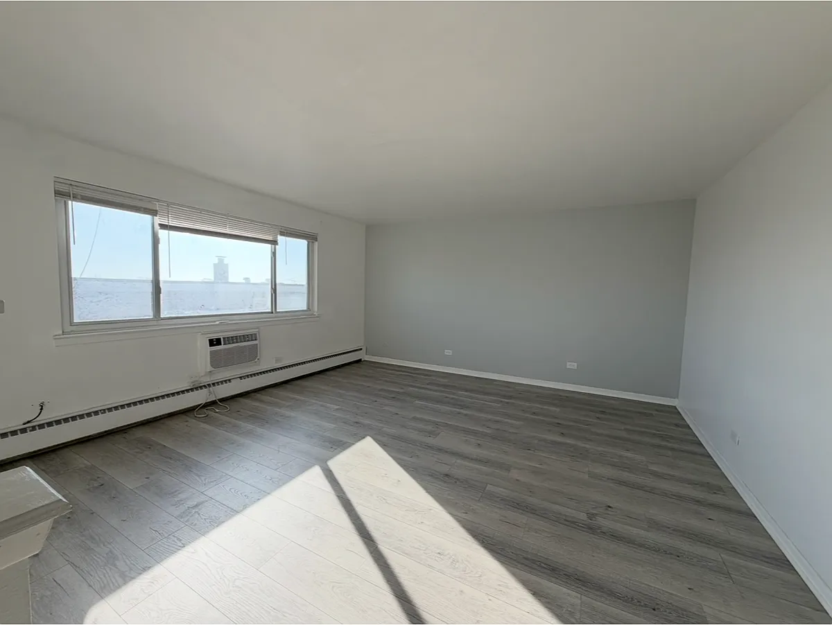 Building Photo - 2033 W 111th St #2S