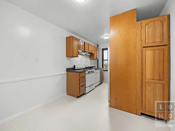 383 Grand Street image 5 of 25