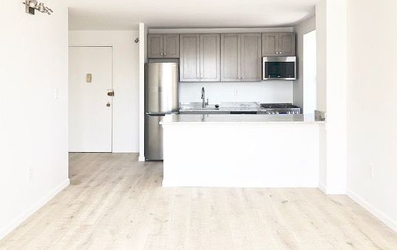 3rd image of 829 Greenwood Ave APT 5E