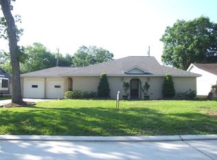 201 Winding Rd, Friendswood, TX 77546