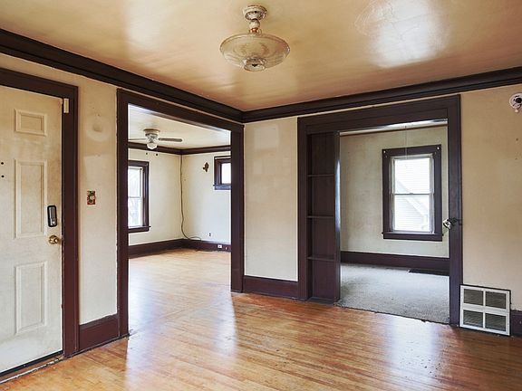 3rd image of 697 Hawthorne Ave E