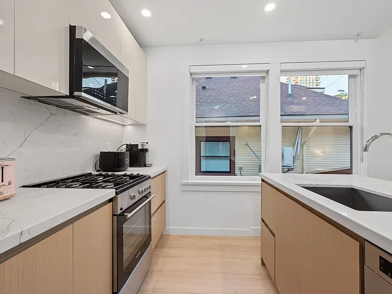 957 Nicola St #203 — Photo 11