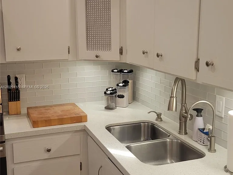 2210 NE 56th Pl #123 — Photo 3