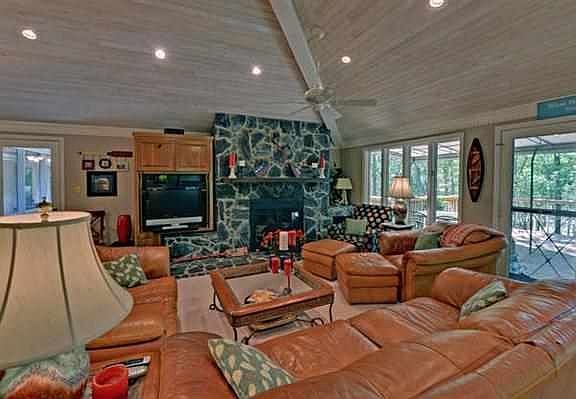 3rd image of 209 Stelling Dr
