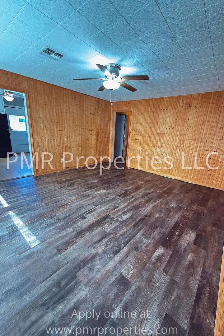 4 Bedroom/ 1 Bathroom House — Photo 3