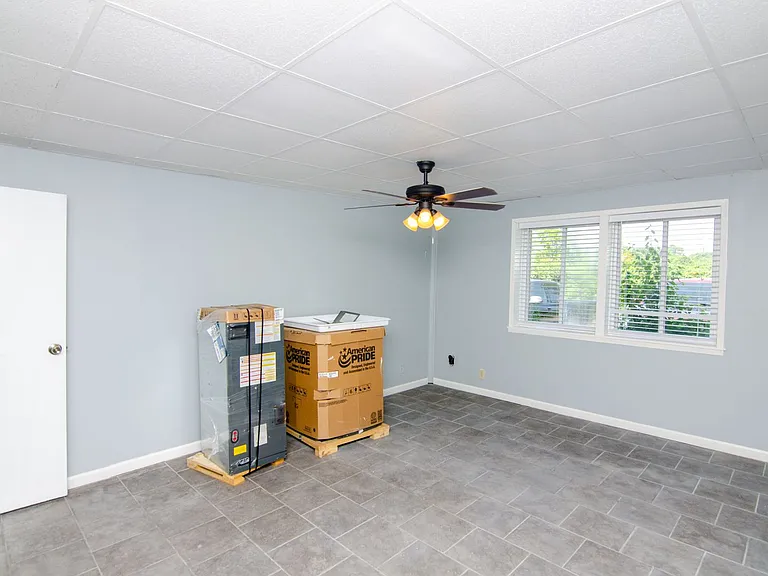 1041 Harold Dr — Photo 6