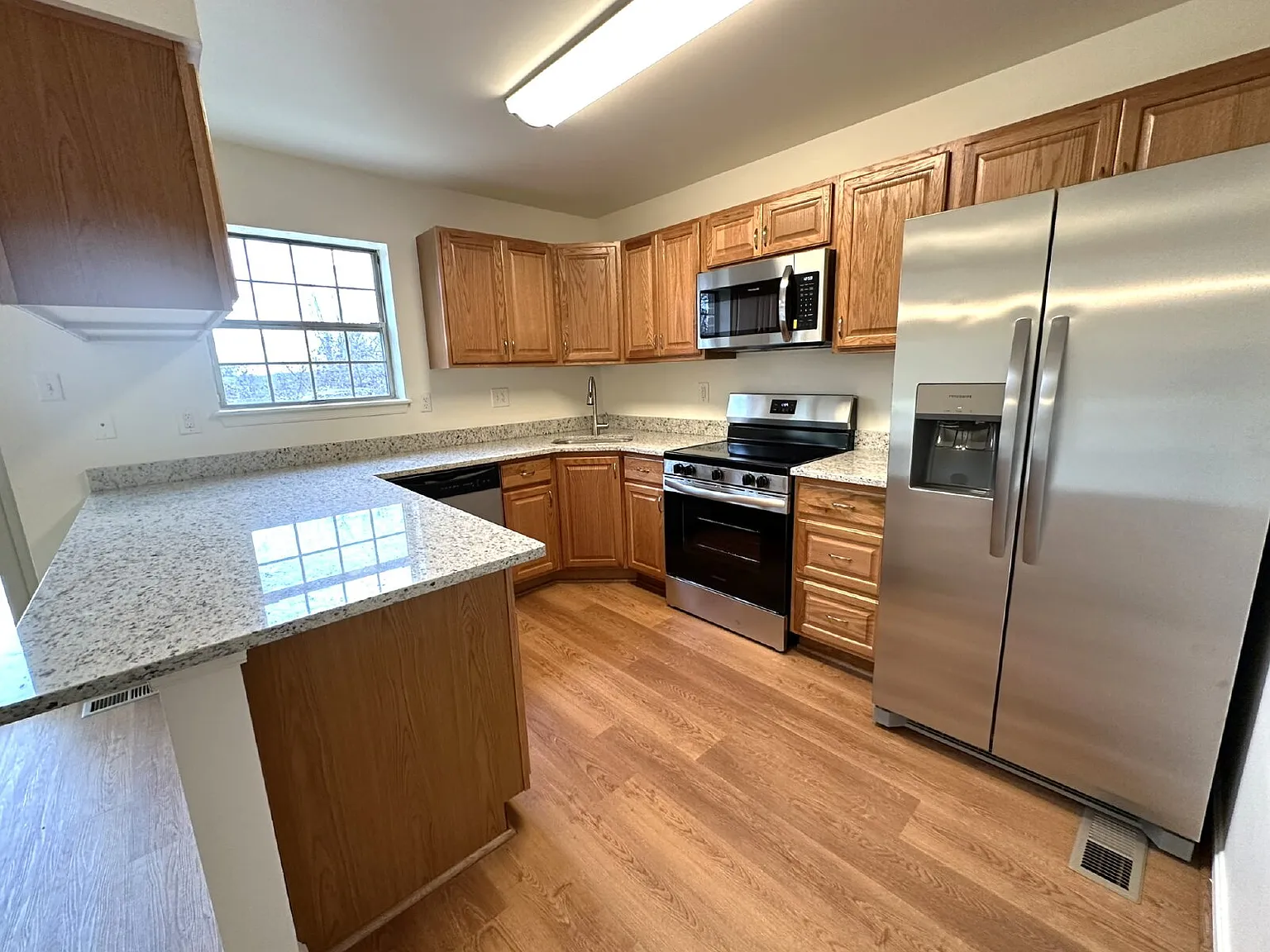 3 bed, 3.5 bath, 1970 sqft, $3,000 — Photo 2