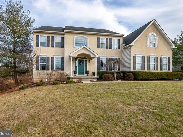 201 Applewood Dr, Douglassville, PA 19518