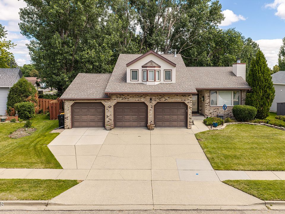 1st image of 524 Assiniboin Dr