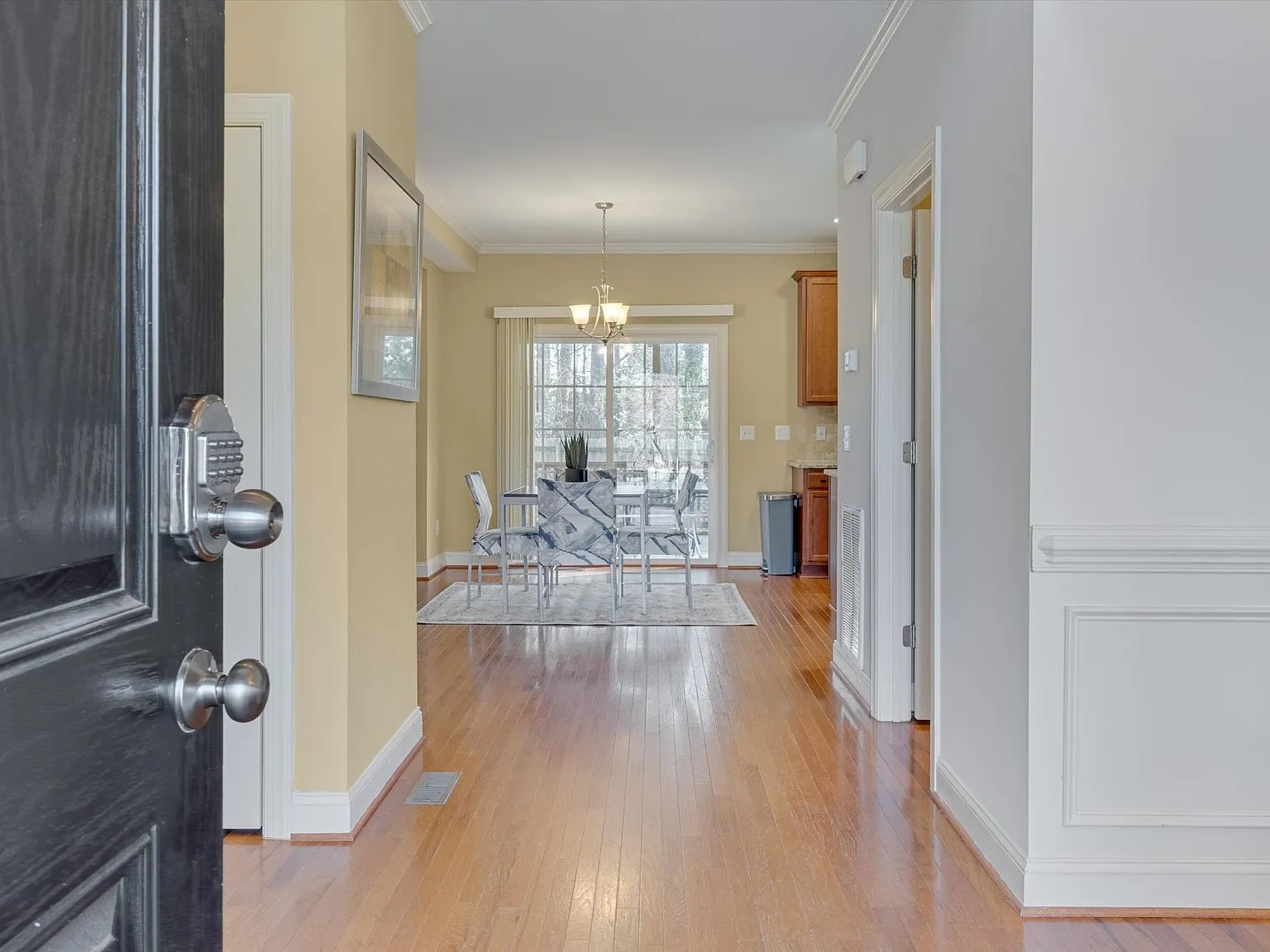 4 bed, 2.5 bath, 2225 sqft, $4,995 — Photo 2