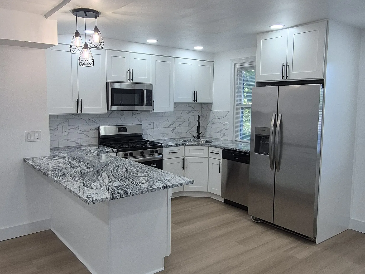 3 bed, 740 sqft, $1,595 — Photo 2
