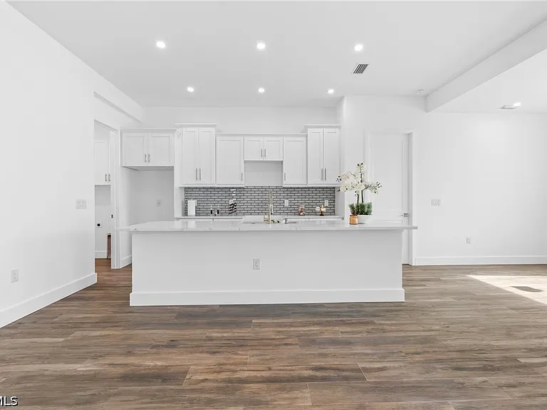 2803 44th St SW — Photo 22