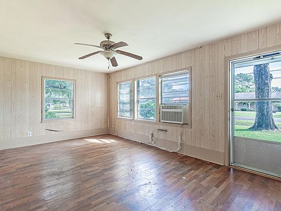 3rd image of 935 Sunnyside Dr