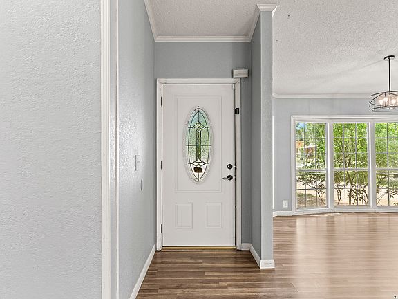 5th image of 402 N WALNUT WAY