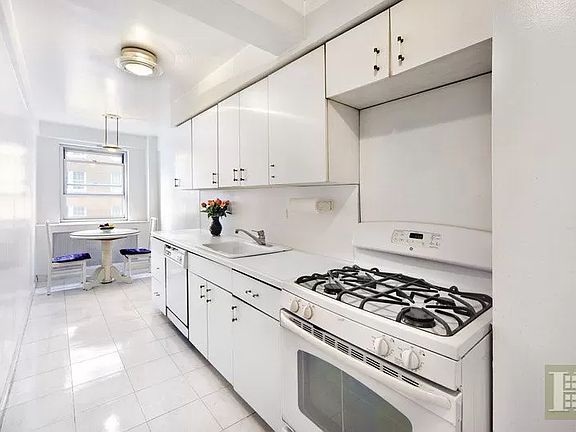 3rd image of 40 E 78th St #8D