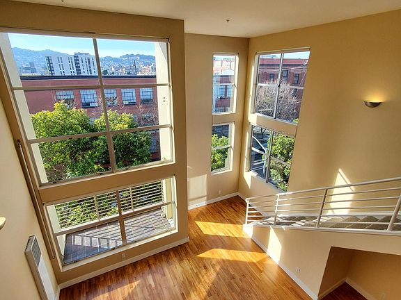STUNNING WINDOWS ALLOWS AMBIENT LIGHT TO FILTER THROUGHOUT THE LOFT.