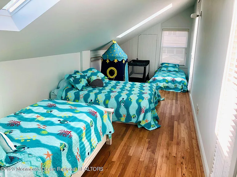 17 1st Ave — Photo 39