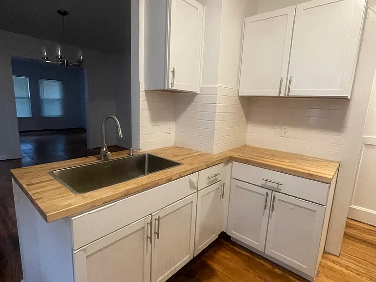 2211 Gladstone St #1 — Photo 6