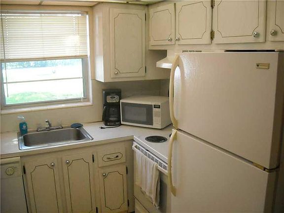 3rd image of 224 Farnham J #224