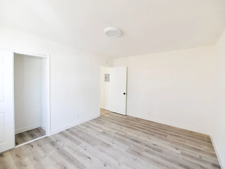 239/241 Avenida Pelayo — Photo 19