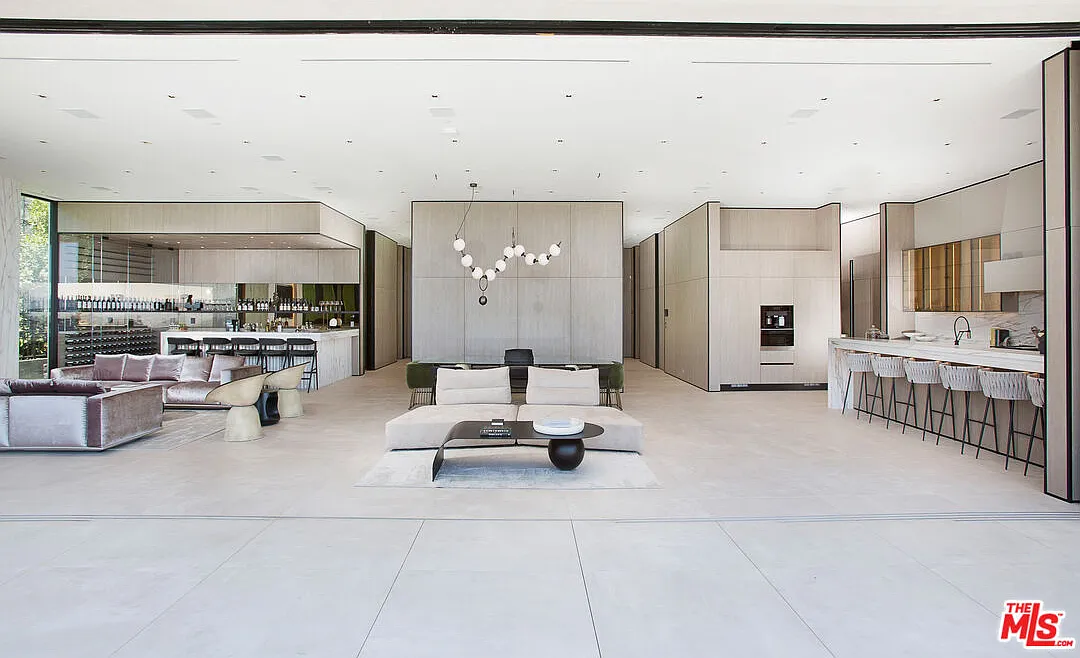 7 bed, 10.0 bath, 14000 sqft, $95,000 — Photo 4
