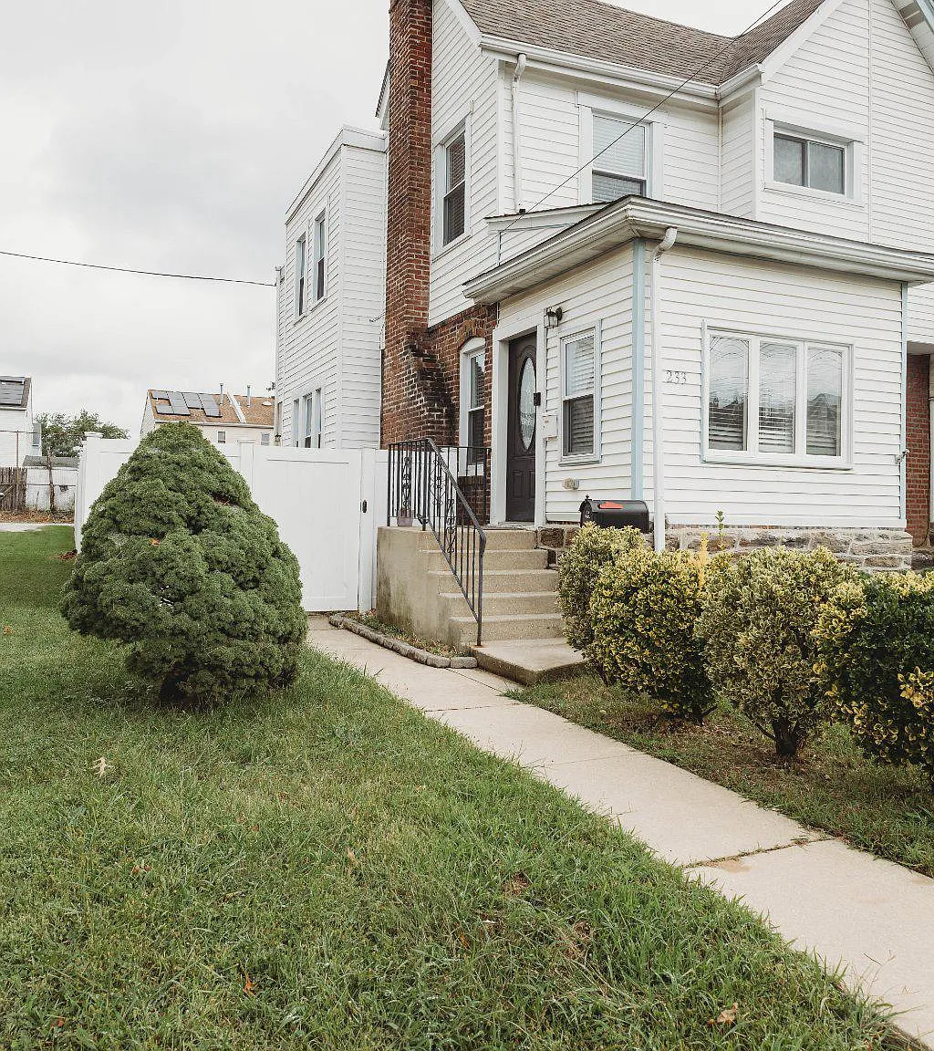 3 bed, 1.5 bath, 1576 sqft, $2,500 — Photo 2