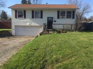 698 Beverly Hills Dr, Youngstown, OH