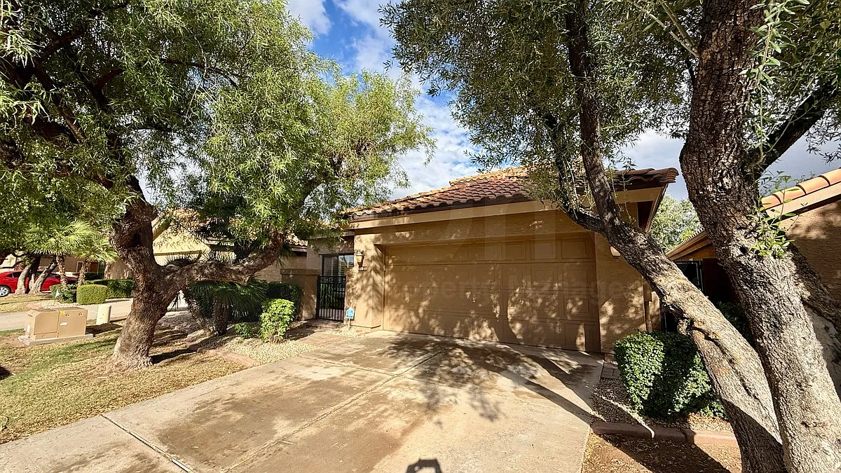 3 bed, 3.0 bath, 2046 sqft, $3,300 — Photo 3