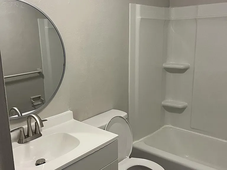 400 E Swissvale Ave — Photo 1