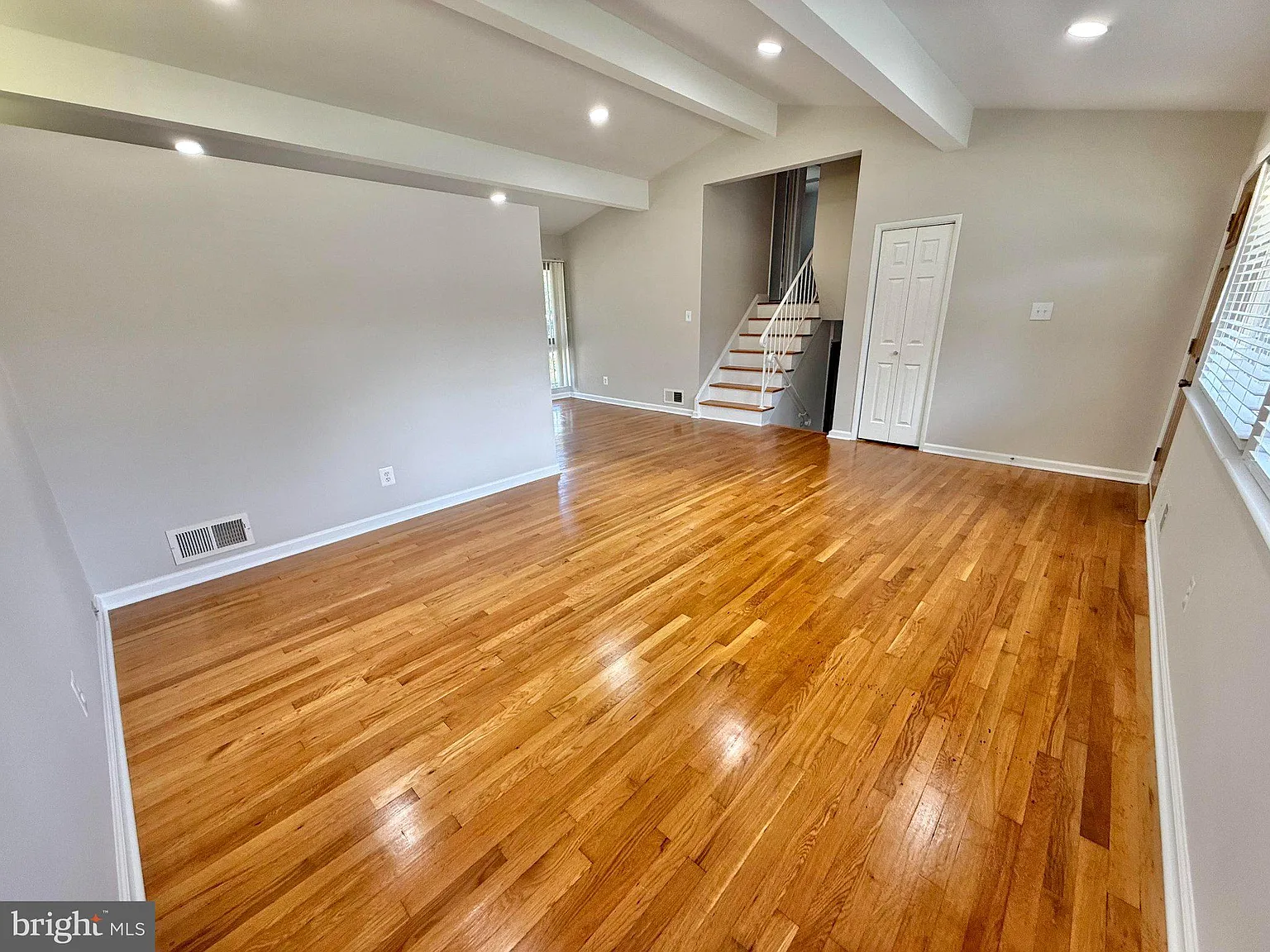 3 bed, 2.0 bath, 1080 sqft, $3,500 — Photo 3