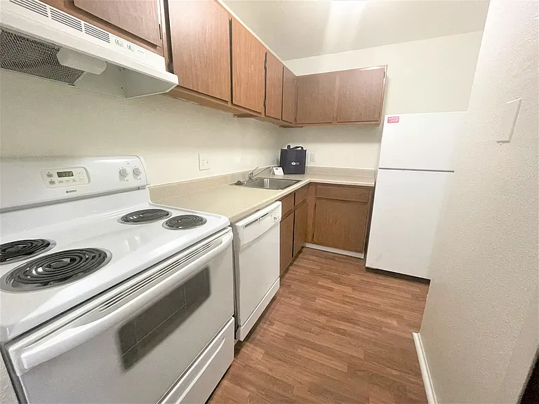 Windsor Place Apartments — Photo 40