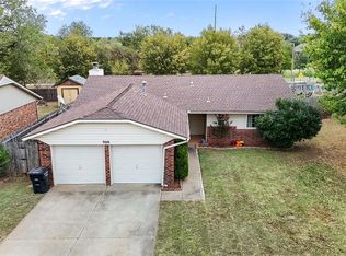 908 Cottonwood Dr, Moore, OK 73160