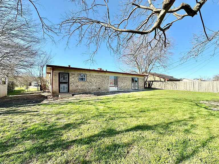 1501 Farhills Dr — Photo 42