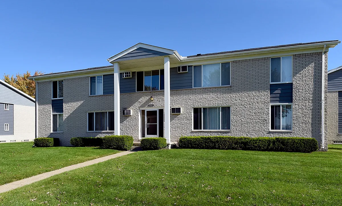 Sterling Park Apartments — Photo 1