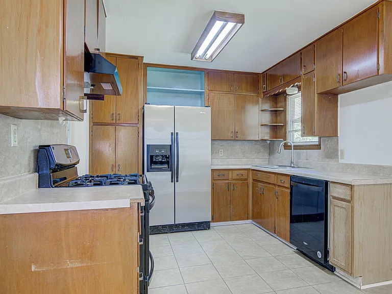 8406 Burrell Dr — Photo 9