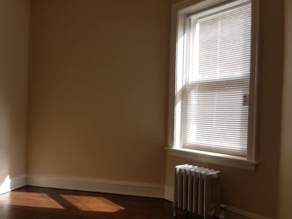 3rd image of 6033 N Rockwell St