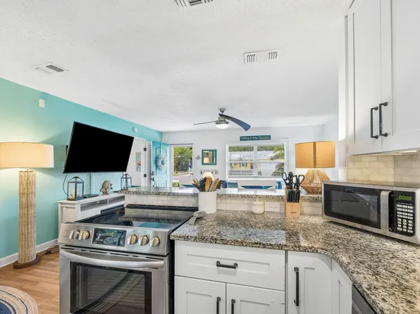 716 S 15th St, Fernandina Beach, FL 32034