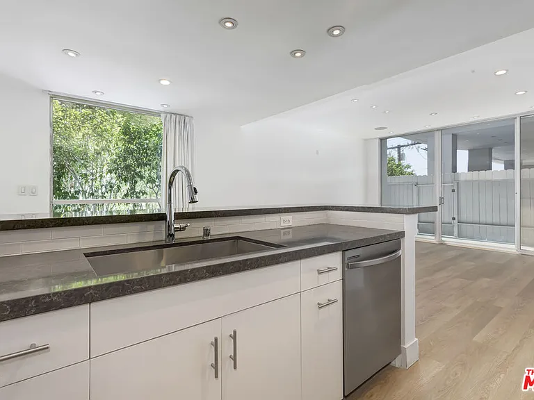 1100 Alta Loma Rd — Photo 10