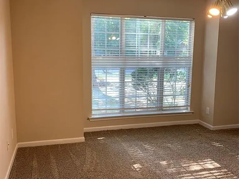 131 Live Oaks Dr — Photo 3