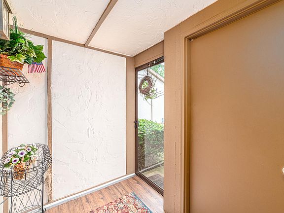 2nd image of 946 Wheaton Oaks Dr