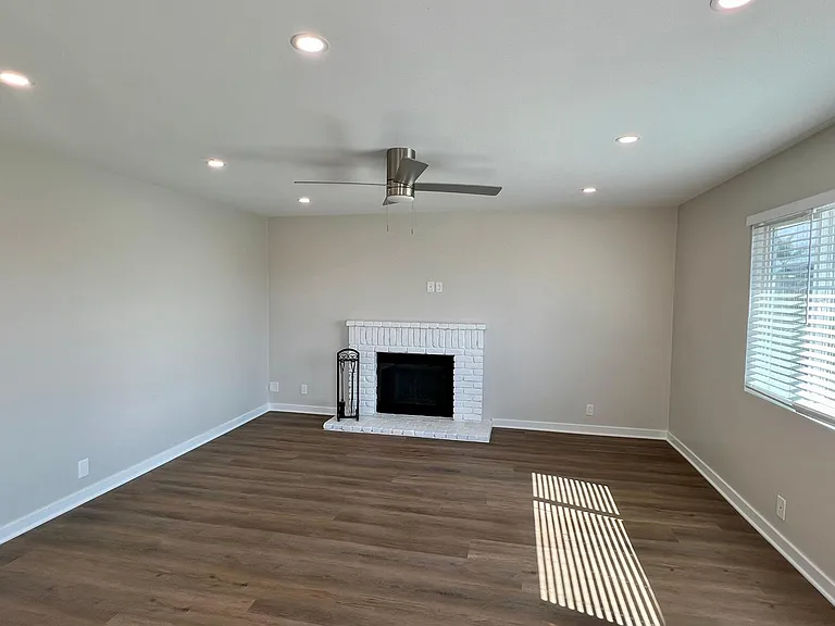 240 W El Portal #B — Photo 6