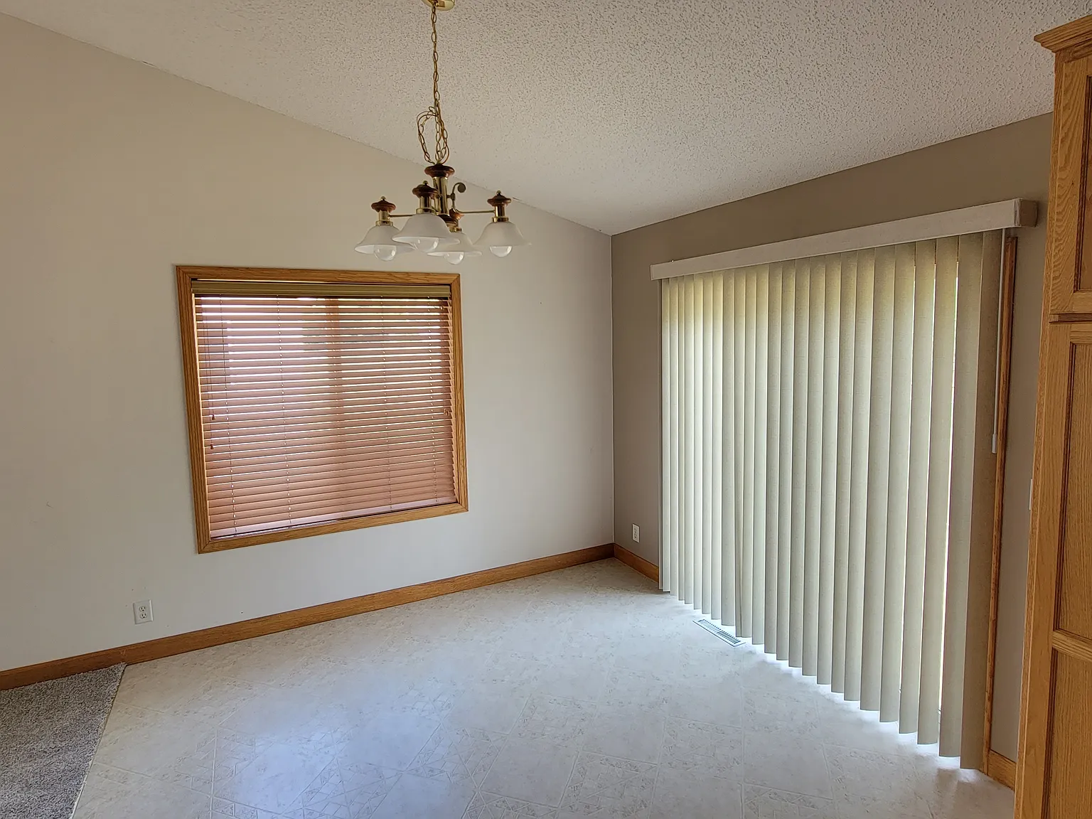 5 bed, 2254 sqft, $2,975 — Photo 4
